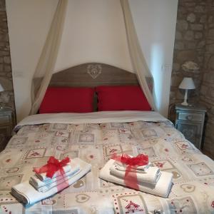 due regali su un letto con sopra degli archi di Fra Bosco e Cielo B&B a Mercato Saraceno