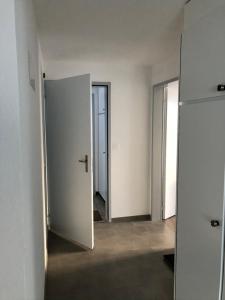 um quarto vazio com três portas e um corredor em Chalet Wanda em Saas-Fee
