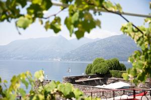 einen Blick auf einen See mit Bergen im Hintergrund in der Unterkunft La Vigna in Luino