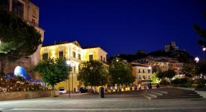 een stadsstraat 's nachts met een gebouw bij Blu Marina in Vietri