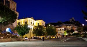 a city street at night with a building w obiekcie Blu Marina w mieście Vietri sul Mare