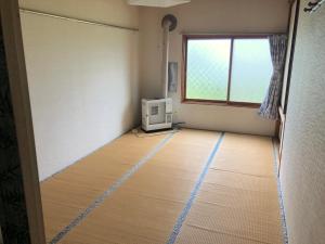 Habitación vacía con TV y ventana en Okhotsk House Sattsuru, en Kiyosato