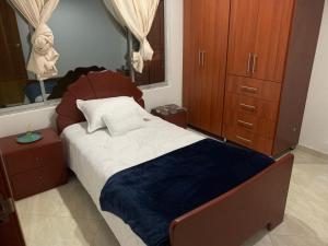 Katil atau katil-katil dalam bilik di Hermoso apartamento con parqueadero