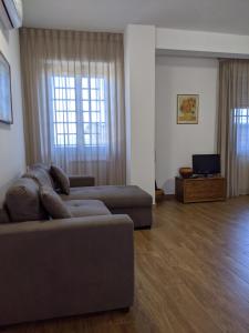un soggiorno con divano e TV di Appartamento in Villa a Casalbordino