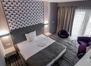 
Łóżko lub łóżka w pokoju w obiekcie Hotel Astone Conference & Spa
