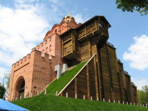 un edificio en la cima de una colina con una iglesia en N.A.N. Apartments City Centre en Kiev