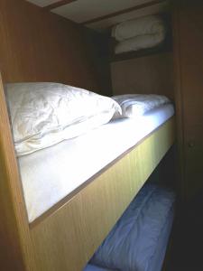 Двухъярусная кровать или двухъярусные кровати в номере AMELAND-Nes-Duinoord: Stacaravan (chalet) + fietsen direct aan zee!