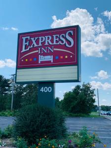 Lakehurst的住宿－Express Inn，停车场快速旅馆标志