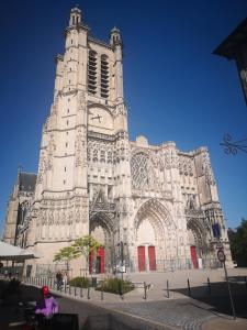 ArgançonにあるChez Petitの時計付きの大塔のある教会