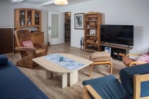 a living room with a coffee table and a tv at Ferienwohnung Alt Einbeck in Einbeck