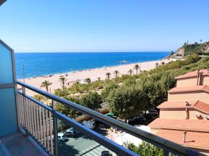 een balkon met uitzicht op het strand bij Hotel Internacional in Calella