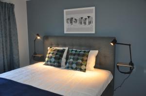 ein Schlafzimmer mit einem Bett mit zwei Kissen in der Unterkunft Grankullavik Fritidsby in Byxelkrok