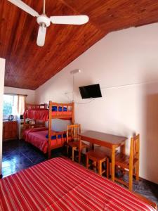 salon z łóżkiem, stołem i kanapą w obiekcie POSADA SANTA CECILIA w mieście Termas del Daymán