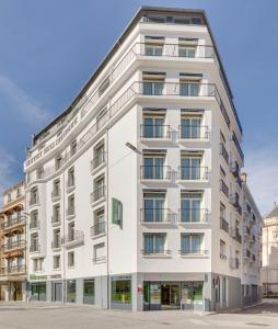 un edificio de apartamentos con fachada blanca en ibis Styles Nantes Centre Gare, en Nantes