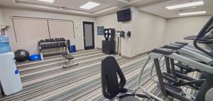un gimnasio con equipo cardiovascular en una habitación en Holiday Inn Kearney, an IHG Hotel, en Kearney