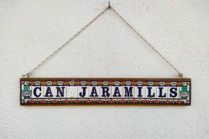 Una señal que dice que pueden Jandals colgando de una pared en Apartamento Can Jaramills, en Tordera