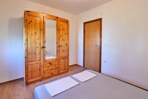 Katil atau katil-katil dalam bilik di Sutjeska