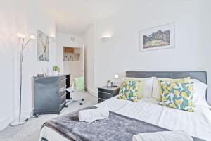 um quarto com uma cama e uma secretária. em Panoramic Pad with Free Parking - By My Getaways em Brighton & Hove