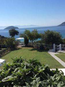 um jardim com vista para o oceano em Mare Suite Iraklitsa em Iraklitsa