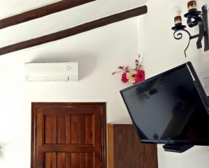 A television and/or entertainment centre at Alojamiento Rural Tetuán