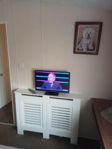 een tv zittend op een witte tafel bij crimdon dene holiday park in Hartlepool +3 foto's