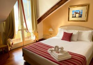Loger Confort Residence & Apartments tesisinde bir odada yatak veya yataklar