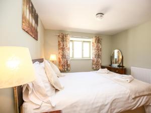 سرير أو أسرّة في غرفة في Norton Cottage