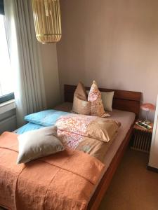 Un pat sau paturi într-o cameră la Haus Westfeld