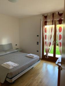 En eller flere senge i et værelse på Appartamento Ivonn con giardino