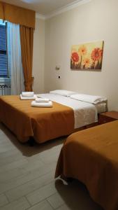 Łóżko lub łóżka w pokoju w obiekcie Hotel Everest