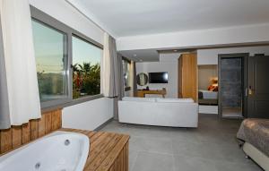 Μια τηλεόραση ή/και κέντρο ψυχαγωγίας στο Yalıpark Beach Hotel