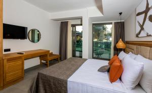 Ένα ή περισσότερα κρεβάτια σε δωμάτιο στο Yalıpark Beach Hotel