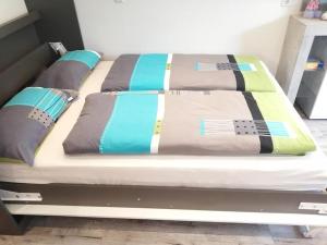 Een bed of bedden in een kamer bij Walti's Appartement 25
