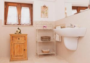 baño con lavabo y lavabo blanco en Poggio degli Ulivi en Locorotondo