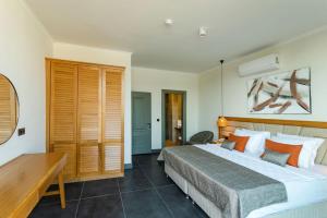 Ένα ή περισσότερα κρεβάτια σε δωμάτιο στο Yalıpark Beach Hotel