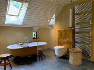 ダルフセンにあるBoerderij met atelierのバスルーム(バスタブ、トイレ付)、天窓が備わります。 +61枚の写真