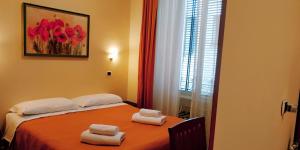Łóżko lub łóżka w pokoju w obiekcie Hotel Everest