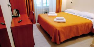Łóżko lub łóżka w pokoju w obiekcie Hotel Everest