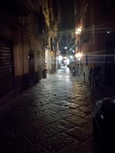 una strada vuota di notte in un vicolo di Albert's House a Napoli
