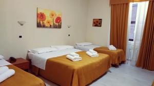 Łóżko lub łóżka w pokoju w obiekcie Hotel Everest