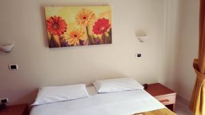 Łóżko lub łóżka w pokoju w obiekcie Hotel Everest