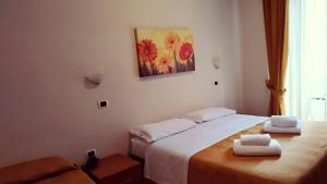 Łóżko lub łóżka w pokoju w obiekcie Hotel Everest
