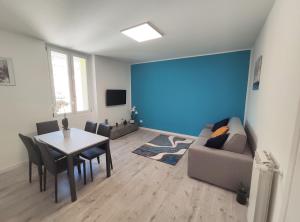 sala de estar con sofá y mesa en Veronese 4 en Trieste