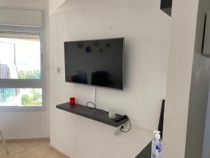 Een TV en/of entertainmentcenter bij Appartement à Eilat vue mer
