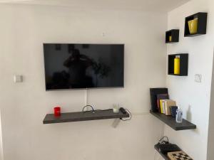 Een TV en/of entertainmentcenter bij Appartement à Eilat vue mer
