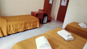 Łóżko lub łóżka w pokoju w obiekcie Hotel Everest
