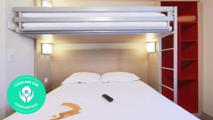 シャロン・シュル・ソーヌにあるPremière Classe Chalon Sur Saôneの二段ベッド1組が備わるドミトリールームのベッド1台分です。