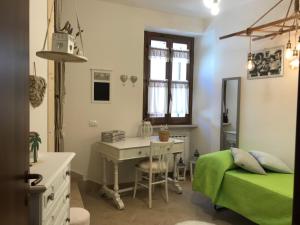 sypialnia z biurkiem, łóżkiem i biurkiem w obiekcie Casa vacanze I PINI E IL CILIEGIO w mieście Pale