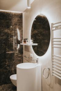 łazienka z umywalką i lustrem w obiekcie Bed's Apartments w mieście Soave +36 zdjęć