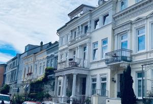 un gran edificio blanco con balcones en una calle en Feldhouse, en Bremen